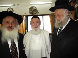 На фото: слева - направо: р. Йосеф Скляр, рав Ицхак Зильберштейн, рав Йосеф Шейнин